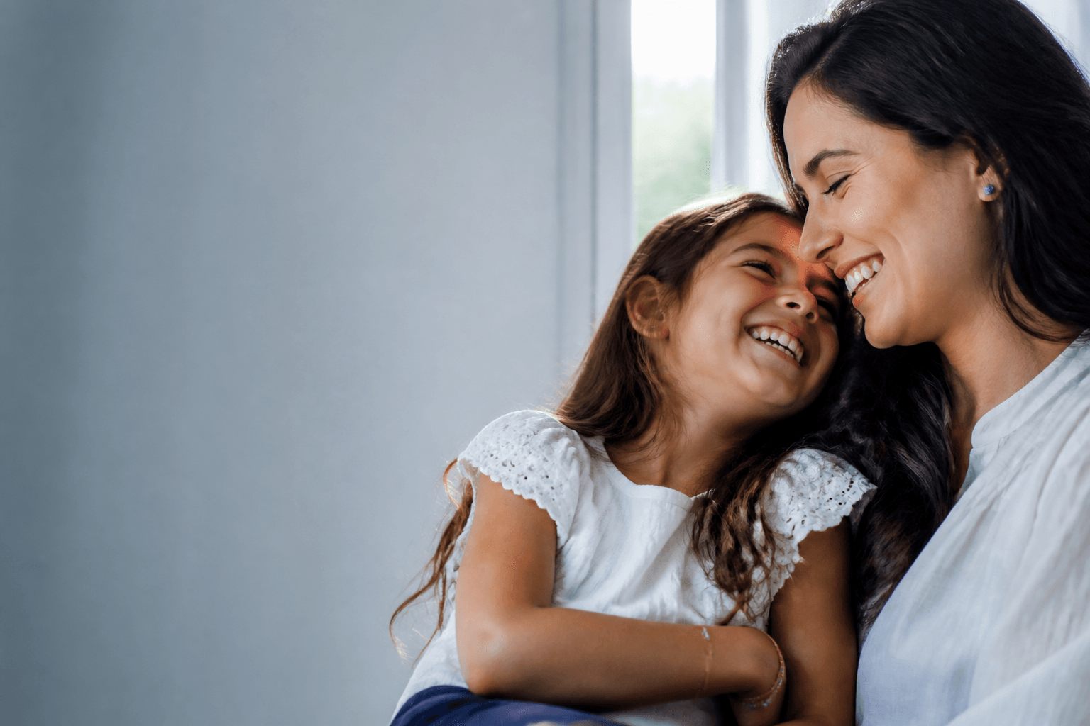 Mãe e filha compartilham um momento de alegria