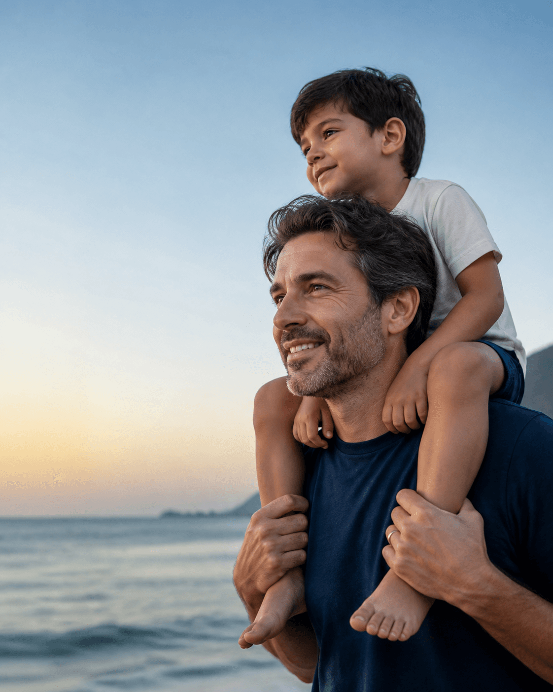 Pai e filho vivem um momento tranquilo à beira-mar